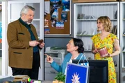 Kommissar Stadler (Dieter Fischer, l.) bedankt sich f&uuml;r das Engagement von Frau Grasegger (Ursula Maria Burkhart, M.) und Frau Lange (Sarah Thonig, r.).