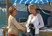 Julia (Marion Kracht, re.) bekommt von Debbie (Brigitte B&ouml;ttrich) einen gut gemeinten Rat.