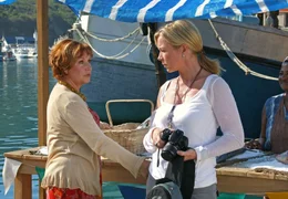 Julia (Marion Kracht, re.) bekommt von Debbie (Brigitte B&ouml;ttrich) einen gut gemeinten Rat.