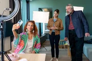 Die Influencerin Jana Serana (Souhaila Amade, l.) wird von den Kommissaren Beck (Michaela Weingartner, M.) und Stadler (Dieter Fischer, r.) aufgefordert, keine Informationen zum aktuellen Mordfall zu posten.