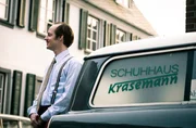 Benno Krasemann (Merlin Sandmeyer) parkt sein Auto vor seinem Schuhladen. Benno Krasemann (Merlin Sandmeyer) parkt sein Auto vor seinem Schuhladen.
