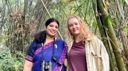 Artenschützerin Purnima (links) zeigt Nina einen Garten im Indischen Assam, wo die bedrohten Argala-Marbus nisten. Artenschützerin Purnima (links) zeigt Nina einen Garten im Indischen Assam, wo die bedrohten Argala-Marbus nisten.