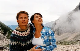 Wie ein Orkan st&uuml;rmt der charmante Versicherungsmakler Robert (Roman Knizka, l.) in das Leben der ehrgeizigen Meteorologin Pat (Jana Pallaske, r.). Doch dann erkennt die junge Frau, dass sich die Liebe in keine Formel pressen l&auml;sst ...