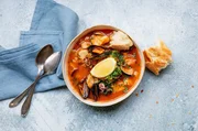 Bouillabaisse ist Kult an der s&uuml;dfranz&ouml;sischen K&uuml;ste und das kulinarische Wahrzeichen der Hafenstadt Marseille.