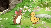 Die kleine Feldmaus fragt sich, was das f&uuml;r ein gelbes Tier ist, das ihr gegen&uuml;ber steht.