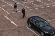 Showdown auf dem Parkplatz: Noch wei&szlig; der fl&uuml;chtige Daniel Kowalski (Joel Basman) nichts vom Verrat seiner Komplizin Paula Sch&ouml;nberg (Katja Riemann).
