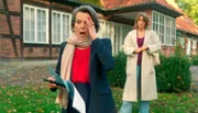 Lou (Eva-Maria Grein von Friedl, m.) bekommt mit, wie Victoria (Caroline Schreiber, l.) geschockt klar wird, dass sie der Firma große finanzielle Verluste zugefügt hat. Lou (Eva-Maria Grein von Friedl, m.) bekommt mit, wie Victoria (Caroline Schreiber, l.) geschockt klar wird, dass sie der Firma große finanzielle Verluste zugefügt hat.