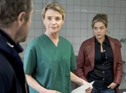 Die Gerichtsmedizinerin Karin (Stina Ekblad) klärt Linda Wallander (Johanna Sällström, re.) und Kommissar Martinsson (Douglas Johannsson) über den Tathergang auf. Die Gerichtsmedizinerin Karin (Stina Ekblad) klärt Linda Wallander (Johanna Sällström, re.) und Kommissar Martinsson (Douglas Johannsson) über den Tathergang auf.