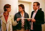 Gesine Westfahl (Carin C. Tietze, l.) drückt Jupp (Uwe Fellensiek, M.) und Falk (Dirk Martens, r.) die Tatortfotos zur Analyse in die Hand ... Gesine Westfahl (Carin C. Tietze, l.) drückt Jupp (Uwe Fellensiek, M.) und Falk (Dirk Martens, r.) die Tatortfotos zur Analyse in die Hand ...