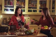 In der K&uuml;che unterhalten sich Piper (Holly Marie Combs) und Paige (Rose McGowan) &uuml;ber die mysteri&ouml;sen Vorf&auml;lle.