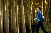 Etty (Julia Windischbauer) sucht im Wald nach ihrem psychisch kranken Bruder Mischa, der aus der Anstalt verschwunden ist. Etty (Julia Windischbauer) sucht im Wald nach ihrem psychisch kranken Bruder Mischa, der aus der Anstalt verschwunden ist.