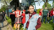 Reporterin Lena Reidt (vorne Mitte) taucht in die Fanszene der Offenacher Kickers ein um zu verstehen, warum die Liebe zu einem Verein derart groß ist und was es für den Alltag bedeutet. Reporterin Lena Reidt (vorne Mitte) taucht in die Fanszene der Offenacher Kickers ein um zu verstehen, warum die Liebe zu einem Verein derart groß ist und was es für den Alltag bedeutet.