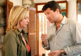 Julia (Marion Kracht) ist sich nicht sicher, ob sie Hannes (Francis Fulton-Smith) liebt.