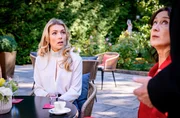 Sophia (Krista Birkner, M.) erzählt Larissa (Anna Karolin Berger, l.) von ihrer Idee, wie sie Christoph näherkommen kann, als plötzlich Alfons dazu kommt. Sophia (Krista Birkner, M.) erzählt Larissa (Anna Karolin Berger, l.) von ihrer Idee, wie sie Christoph näherkommen kann, als plötzlich Alfons dazu kommt.