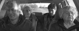 Familie Grant gemeinsam im Auto: Sohn Ross (Bob Odenkirk), Vater Woody (Bruce Dern), Sohn David (Will Forte) und Mutter Kate (June Squibb, v.l.n.r.). (Lizenzzeit bis 30.06.2026)