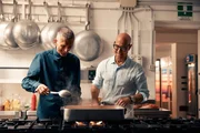 Stanley Tucci in der K&uuml;che des &bdquo;Da Tonino" mit Giuseppe Bertoleoni, dem Thronfolger von Tavolara.