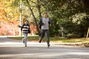v.li.: Ryan (Maxwell Jenkins), Dane Jensen (Gerard Butler)