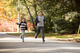 v.li.: Ryan (Maxwell Jenkins), Dane Jensen (Gerard Butler)