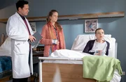 Dr. Philipp Brentano (Thomas Koch, li.) wurde schon einmal von Sybille Keller (Greta Galisch de Palma, re.) verklagt, weil er ihren Sohn ohne ihre Einwilligung operiert hat. Sybille hat kein Vertrauen in die Schulmedizin und legt alle Belange in die Hände ihrer Heilerin. Philipp schlägt vor, die Ergebnisse der Untersuchungen mit ihrer Heilerin Carolin Mittag (Julia Nachtmann, mi.) zu besprechen. Dr. Philipp Brentano (Thomas Koch, li.) wurde schon einmal von Sybille Keller (Greta Galisch de Palma, re.) verklagt, weil er ihren Sohn ohne ihre Einwilligung operiert hat. Sybille hat kein Vertrauen in die Schulmedizin und legt alle Belange in die Hände ihrer Heilerin. Philipp schlägt vor, die Ergebnisse der Untersuchungen mit ihrer Heilerin Carolin Mittag (Julia Nachtmann, mi.) zu besprechen.