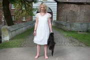 Den Tod ihres Mannes Raffael kann sie nicht verkraften. Vor vier Jahren war die Lehrerin Stella Lembeck (Lina Beckmann) mit ihm aus Stuttgart in sein Heimatdorf Wolbeck gezogen. Und hier war er mit seiner Heilpraktiker-Praxis voll durchgestartet.