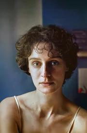 Die Dramaserie ist von den Schriften der niederländischen, jüdischen Intellektuellen Etty Hillesum (Julia Windischbauer) inspiriert, die in Auschwitz ermordet wurde. Regisseur Hagai Levi versetzt ihre Geschichte in die Gegenwart. Die Dramaserie ist von den Schriften der niederländischen, jüdischen Intellektuellen Etty Hillesum (Julia Windischbauer) inspiriert, die in Auschwitz ermordet wurde. Regisseur Hagai Levi versetzt ihre Geschichte in die Gegenwart.