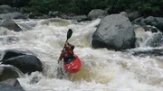 Ben Stookesberry fährt mit dem Kajak durch Wildwasser. Ben Stookesberry fährt mit dem Kajak durch Wildwasser.