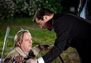 Am Tatort ist Rechtsmediziner Prof. Boerne (Jan Josef Liefers) bei Kommissar Frank Thiel (Axel Prahl, l.) geduldet. Aber wehe, er mischt sich wieder in seinen Fall ein...