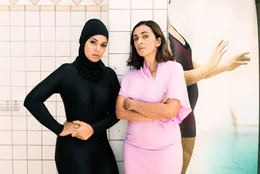 l-r: Yasemin (Nilam Farooq), Kamila (Sabrina Amali)