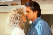 Dan Gallagher (Michael Douglas, r.) geht eine leidenschaftliche Aff&auml;re mit Alex Forrest (Glenn Close, l.) ein. Er ahnt nicht, welch dramatische Folgen dieser Seitensprung haben wird.