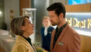 Julius (Jan Stapelfeldt, r.) bekommt mit, wie Victoria (Caroline Schreiber, r.) Jolina (Hanna-Marie Hofmann, M.) f&uuml;r einen kleinen Fehler hart bestraft. Ihm wird klar, auf welcher Seite er stehen muss...