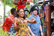 Florence Cassell (Joséphine Jobert) und DI Jack Mooney (Ardal O'Hanlon) feiern ausgelassen bei einer Tanzparade. Dabei ahnen sie noch nicht, dass sie gleich zu einem Einsatz gerufen werden. Florence Cassell (Joséphine Jobert) und DI Jack Mooney (Ardal O'Hanlon) feiern ausgelassen bei einer Tanzparade. Dabei ahnen sie noch nicht, dass sie gleich zu einem Einsatz gerufen werden.
