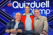 Moderatorin Esther Sedlaczek (M.) mit den Kandidaten des Teams "Clever": Bernhard Ho&euml;cker (l.) und Wigald Boning (r.)