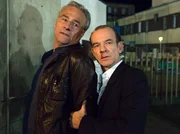 Einsfestival TATORT: KINDERLAND, Regie Thomas Jauch / Kamera Clemens Messow, am Freitag um 00:00 Uhr. Hauptkommissar Andreas Keppler (Martin Wuttke, rechts) nimmt Hauptkommissar Max Ballauf (Klaus J. Behrendt, links) fest, da er minderjährige Mädchen auf dem Kinderstrich angesprochen hat. Ballauf hat sich der Festnahme wiedersetzt, wobei sich beide verletzt haben. Einsfestival TATORT: KINDERLAND, Regie Thomas Jauch / Kamera Clemens Messow, am Freitag um 00:00 Uhr. Hauptkommissar Andreas Keppler (Martin Wuttke, rechts) nimmt Hauptkommissar Max Ballauf (Klaus J. Behrendt, links) fest, da er minderjährige Mädchen auf dem Kinderstrich angesprochen hat. Ballauf hat sich der Festnahme wiedersetzt, wobei sich beide verletzt haben.