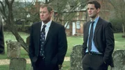 Inspector Barnaby (John Nettles, l.) und Sergeant Scott (John Hopkins, r.) ermitteln in r&auml;tselhaften, grausamen Mordf&auml;llen im Dorf Midsomer Parva.