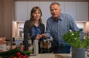 Dr. Roland Heilmann (Thomas R&uuml;hmann) und seine Tochter Lisa Schroth (Louise Sophie Arnold) versuchen sich gemeinsam in der K&uuml;che. Der erste Versuch scheint schon einmal gescheitert ... jedenfalls geschmacklich.