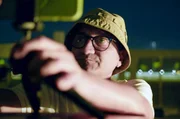 Der Aktivist Luciano Manna informiert die B&uuml;rger &uuml;ber neue Leaks aus dem Stahlwerk mit einer w&ouml;chentlichen Livesendung auf Facebook.