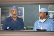 Vor der Operation: James Pickens Jr. als Dr. Richard Webber, Jason George als Dr. Ben Warren