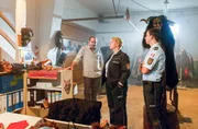 Ermittlungen im Kreis des Konstanzer Fasnachtsvereins &bdquo;Die Teufelskerle&ldquo;: Gregor Dachser (Miguel Abrantes Ostrowski, l.), der Onkel von Julia Demmler, f&uuml;hrt Nele Fehrenbach (Floriane Daniel, M.) und Pirmin Spitznagel (Simon Werdelis, r.) durch das Kost&uuml;mlager.