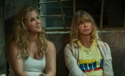 Kurz bevor die Verk&auml;uferin Emily (Amy Schumer, li.) mit ihrem Freund in den Urlaub nach S&uuml;damerika aufbrechen will, wird sie nicht nur fristlos entlassen, sondern auch ihr Partner l&auml;sst sie sitzen. Kurzentschlossen nimmt sie ihre &auml;ngstliche Mutter (Goldie Hawn) mit auf die Reise.  +++ Die Verwendung des sendungsbezogenen Materials ist nur mit dem Hinweis und Verlinkung auf RTL+ gestattet. +++