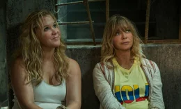 Kurz bevor die Verk&auml;uferin Emily (Amy Schumer, li.) mit ihrem Freund in den Urlaub nach S&uuml;damerika aufbrechen will, wird sie nicht nur fristlos entlassen, sondern auch ihr Partner l&auml;sst sie sitzen. Kurzentschlossen nimmt sie ihre &auml;ngstliche Mutter (Goldie Hawn) mit auf die Reise.  +++ Die Verwendung des sendungsbezogenen Materials ist nur mit dem Hinweis und Verlinkung auf RTL+ gestattet. +++