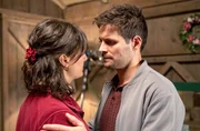 Massimo (Philip Birnstiel, r.) und Olivia (Soraya Bouabsa, l.) erliegen ihrer Leidenschaft f&uuml;reinander.