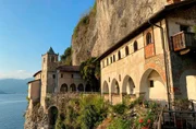 An der Ostseite des Sees liegt das Kloster Santa Caterina del Sasso. Weiteres Bildmaterial finden Sie unter www.br-foto.de. An der Ostseite des Sees liegt das Kloster Santa Caterina del Sasso. Weiteres Bildmaterial finden Sie unter www.br-foto.de.