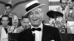 Der Strohhut wird zum Markenzeichen des charmanten Allroundkünstlers aus Paris, Maurice Chevalier.