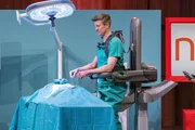 Prof. Dr. Bernhard Krämer (Foto), Sabrina Hellstern und Claudia Sodah präsentieren mit noac einen Exoskelett-Roboter zur Entlastung von Chirurgen während der OP. Sie erhoffen sich ein Investment von 1.000.000 Euro für 5 Prozent der Firmenanteile. Prof. Dr. Bernhard Krämer (Foto), Sabrina Hellstern und Claudia Sodah präsentieren mit noac einen Exoskelett-Roboter zur Entlastung von Chirurgen während der OP. Sie erhoffen sich ein Investment von 1.000.000 Euro für 5 Prozent der Firmenanteile.