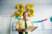 Franz Hubert (Christian Tramitz) ist von der Ehrung durch seine Kollegen überrascht. Franz Hubert (Christian Tramitz) ist von der Ehrung durch seine Kollegen überrascht.