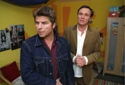 Jupp (Uwe Fellensiek, l.) und Falk (Dirk Martens, r.) durchsuchen das Zimmer des toten Mädchens. Jupp (Uwe Fellensiek, l.) und Falk (Dirk Martens, r.) durchsuchen das Zimmer des toten Mädchens.