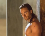 W&auml;hrend sich in Capua die z&uuml;gellosen Gelage, die im Hause Batiatus stattfinden, herumsprechen, muss sich Gannicus (Dustin Clare) von Tullius dem&uuml;tigen lassen ...