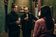 Ein Prost auf die Retterin! Von Allmen (Heino Ferch, li.) und Carlos (Samuel Finzi) haben allen Grund, sich bei Maria Moreno (Isabella Parkinson) zu bedanken.