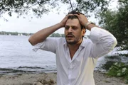 Begreift, dass er die Nacht gemeinsam mit Nina auf der Insel verbringen muss: Luca Benzoni (Manuel Cortez) ... Begreift, dass er die Nacht gemeinsam mit Nina auf der Insel verbringen muss: Luca Benzoni (Manuel Cortez) ...