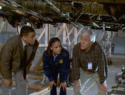Wagner (Harry J. Lennix, l.), Amanda (Victoria Rowell, M.) und Mark (Dick Van Dyke, r.) untersuchen die Wrackteile eines abgestürzten Jumbos. Wagner (Harry J. Lennix, l.), Amanda (Victoria Rowell, M.) und Mark (Dick Van Dyke, r.) untersuchen die Wrackteile eines abgestürzten Jumbos.
